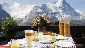 Terrasse avec petit déjeuner