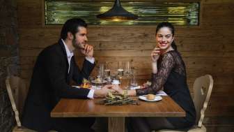 Restaurant avec des invités